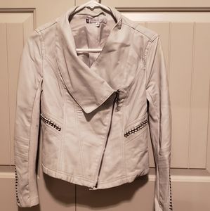 Jennifer Lopez light gray/silver jacket